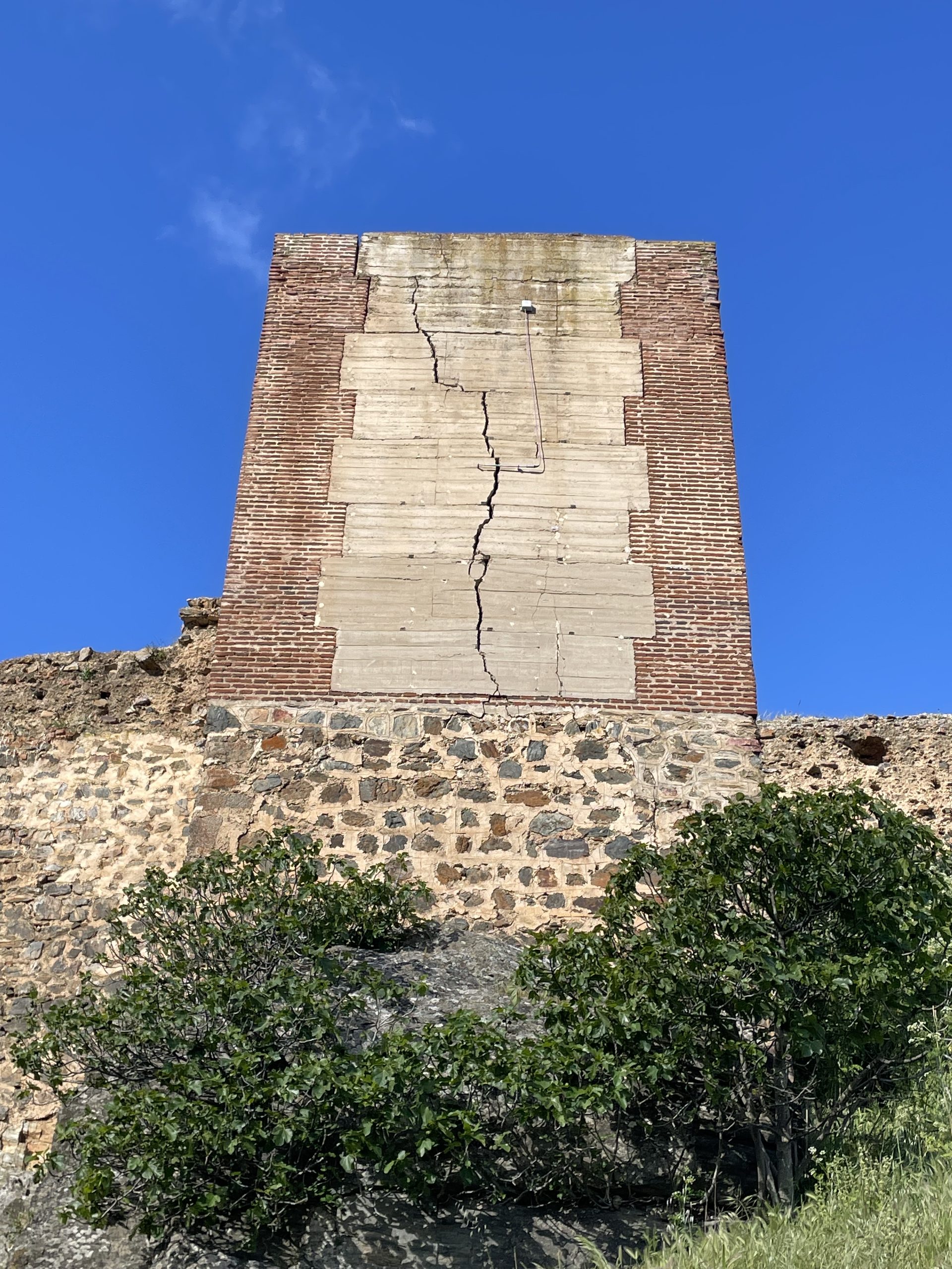 Torre del lienzo nordeste del Castillo de Montemolín con la grieta vertical que recorre el paramento de coronación a base.